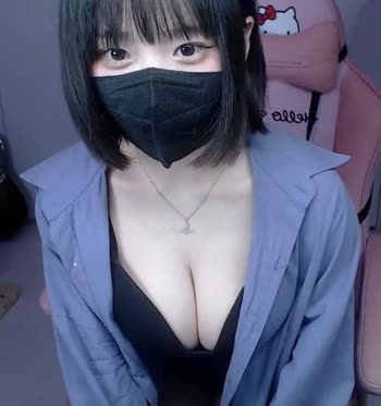 릿코 회색 셔츠 속 검정 브라 가슴골 노출