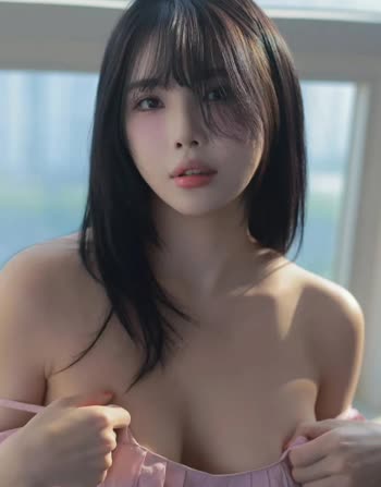 윤영서 (서현) 핑크 헐렁한 나시 내려간 어깨끈 윗가슴