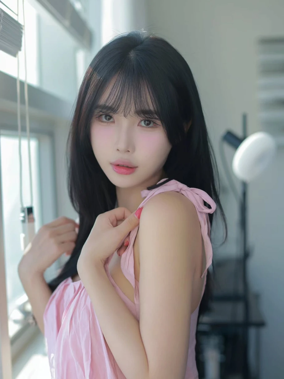 윤영서 (서현) 핑크 헐렁한 나시 내려간 어깨끈 윗가슴
