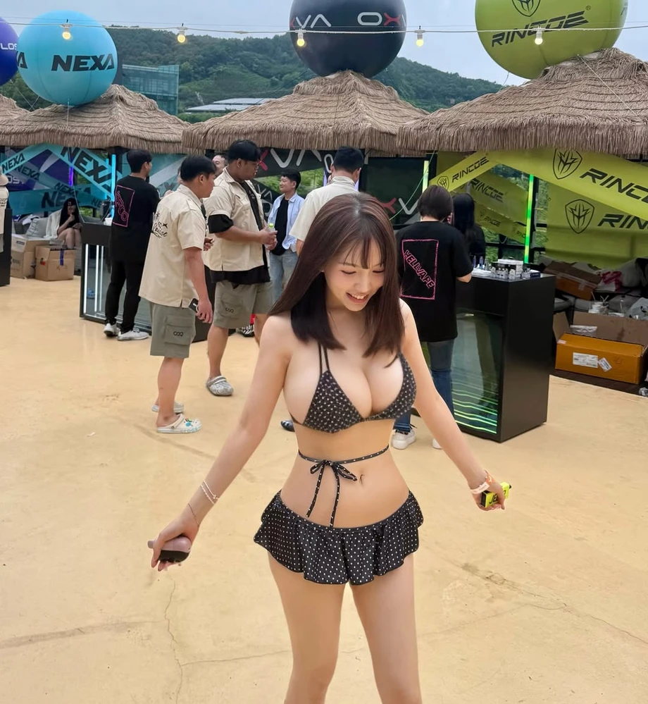 윤블리(y._.bly_) 어깨까고 보여주는 노브라 거유